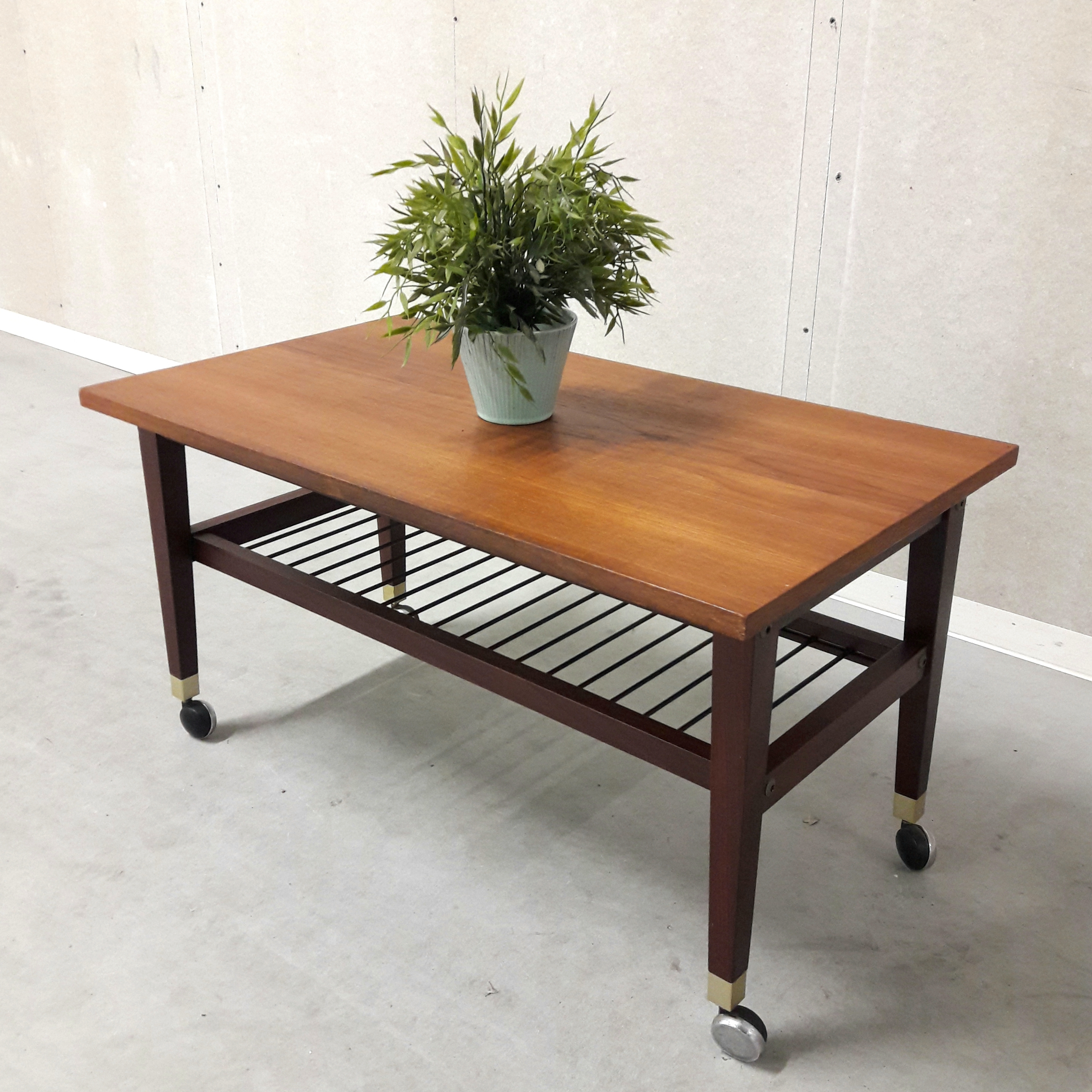 Wonderbaarlijk jaren 60 salontafel op wieltjes - VintageWay.nl IV-96